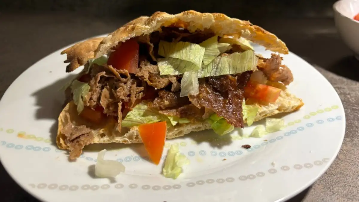 Konkurrenz für Bremer Imbisse? Neuer Backblech-Döner-Hype im Test