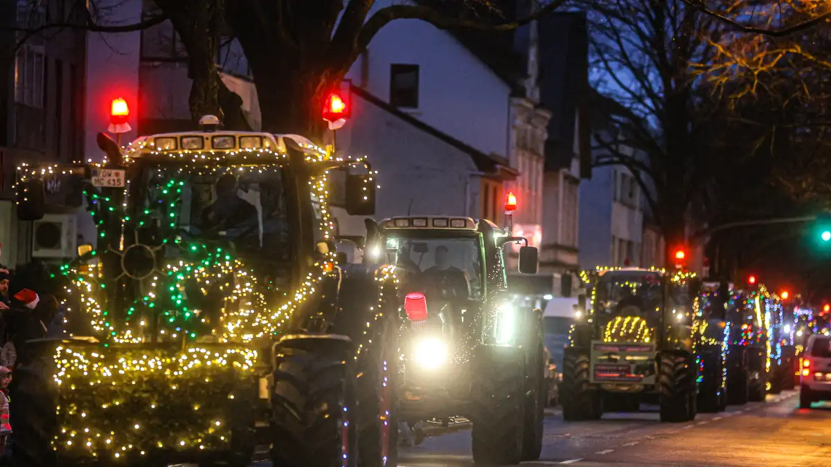 Bremen-Nord-Weihnachtlich-dekorierte-Trecker-sind-wieder-unterwegs