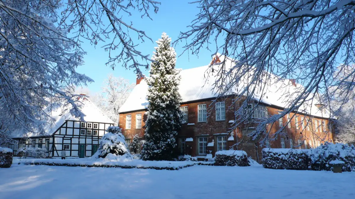 Burgfrieden-in-Blumenthal-Weihnachtliche-Atmosph-re-und-Kunsthandwerk