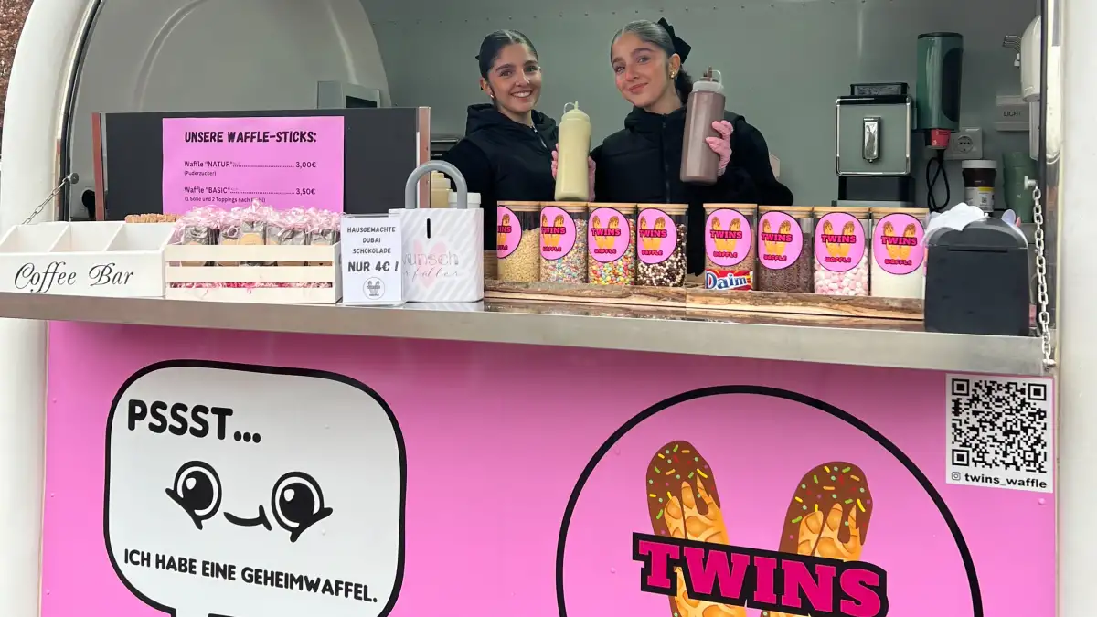 TwinsWaffle Bremen: Twins run a food truck at 17