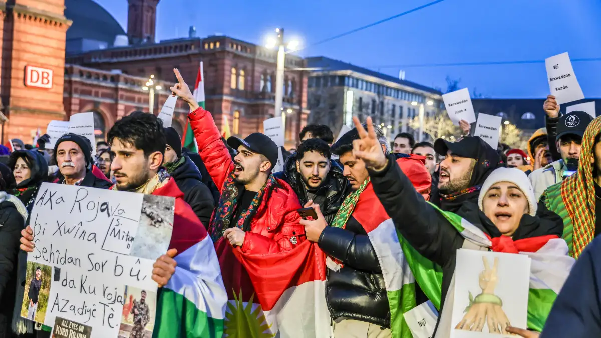 Bremer Innenstadt: Rojava-Demo in der sorgt für Verkehrsbehinderungen