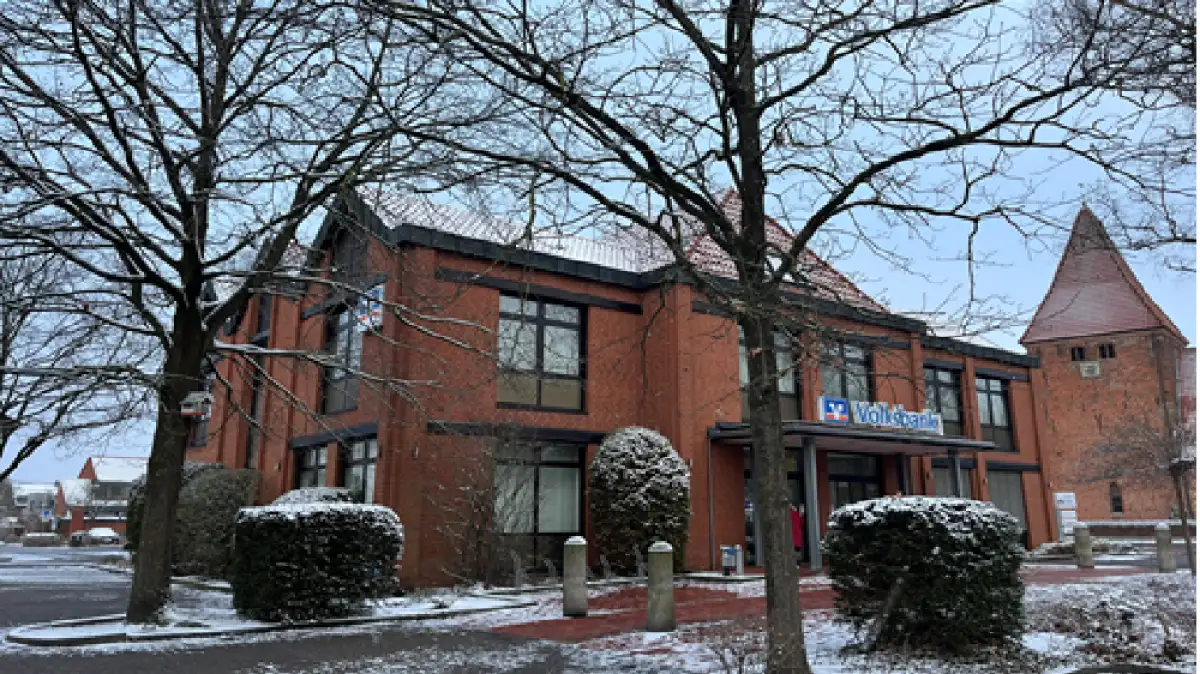 Burglary at Stuhrer Volksbank: 14 safe deposit boxes affected.