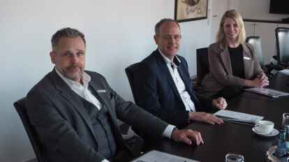 Der Vorstand der Volksbank Osterholz-Bremervörde legte die Kennzahlen des Geschäftsjahrs 2025 vor. Das Foto zeigt (von links) Michael Kersting, Jan Mackenberg und Stefanie Kase.