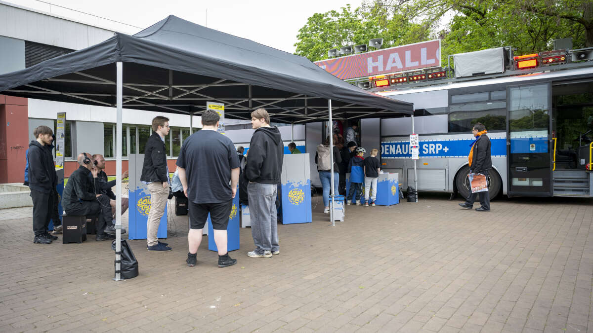 Woche der Demokratie Aufklärung zu Rechtsextremismus: Adenauer-Bus hält an Schule in Weyhe