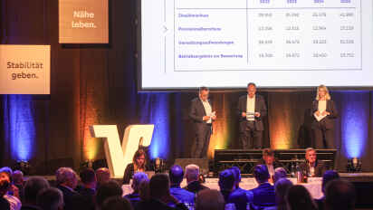 Michael Kersting, Jan Mackenberg und Stefanie Kase (von links) vom Vorstand der Volksbank auf der Bühne der Stadthalle.