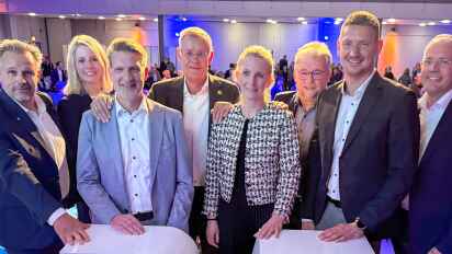 Die alte und neue Führungsriege der Volksbank Osterholz Bremervörde mit(von links) Michael Kersting, Stefanie Kase, Dennis Kück, Andreas Rolf-Pissarczyk, Imke Fleischer-Schorn, Wolfgang Rohde, Bastian Grimm und Jan Mackenberg.