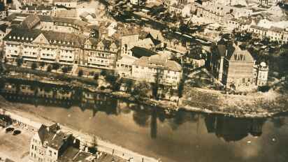 Ein historisches Luftbild zeigt das Klinikgelände im Jahr 1930 zwischen kleiner Weser und Piepe, die damals noch miteinander verbunden waren. Links im Bild ist der Neubau mit Glasveranden aus dem Jahr 1910 zu sehen.