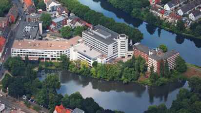 Ein Luftbild aus dem Jahr 2015 zeigt die heutige Gestalt des RKK. Mehrmals sollte das Piepe genannte Gewässer im Laufe der Geschichte zugeschüttet werden. Das Krankenhaus setzte sich erfolgreich dagegen ein.