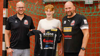 Teammanager Cord Katz (links) und Trainer Florian Schacht (rechts) freuen sich, dass Philip Kopmann künftig das Trikot der SG Achim/Baden trägt. Neben Kopmann hat die SG einen weiteren jungen Spieler geholt.