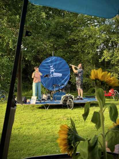 Das Querflöten-Duo Flutastic wird bei der "Family Flut-Ride"-Veranstaltung am Sonntag auf der mobilen Lastenradbühne zwei kleine Mitmachkonzerte geben.