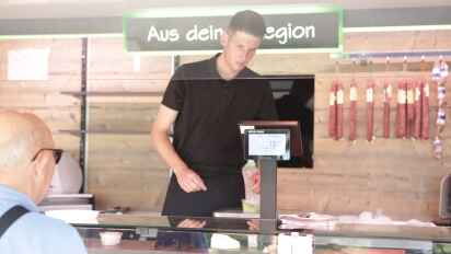 Tjark Beckmann steht mit seinem Fleischstand erst seit Kurzem in Huchting und will dauerhaft bleiben.
