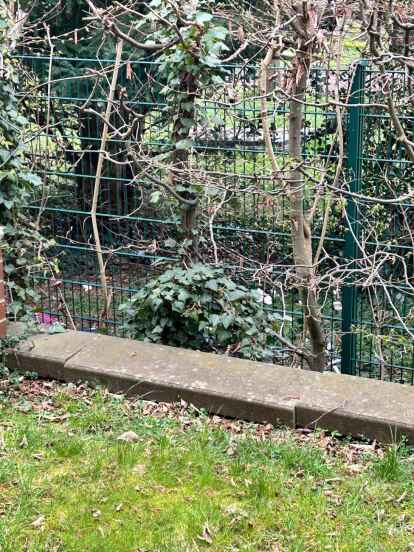 Der Zaun rund um das Friedhofsgelände bietet vor allem in der kalten Jahreszeit wenig Sichtschutz. Hier erkennbar: die Hinterlassenschaften des vermutlich obdachlosen Mannes.