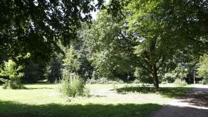 Mit drei Hektar ist der Wolfskuhlenpark nicht groß. Er liegt eingeschlossen zwischen Kleingärten und Hauptstraße.