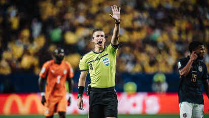 So lief es bei der Fußball-Weltmeisterschaft: Im Spiel der Elfenbeinküste gegen Ecuador zeigt der französische Schiedsrichter Francois Letexier einen Countdown wegen möglichen Zeitspiels an. Daran müssen sich auch Spielerinnen und Spieler in der Region Bremen gewöhnen.