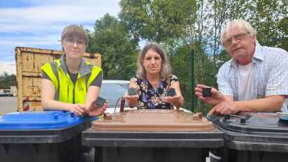 Rebecca Eberth (Abfall-Service Osterholz), Anette Paul und Reinhard Seekamp, Behindertenbeauftragte der Gemeinde Lilienthal (von links), haben das neue Mülltonnen-Kennzeichnungsangebot vorgestellt.