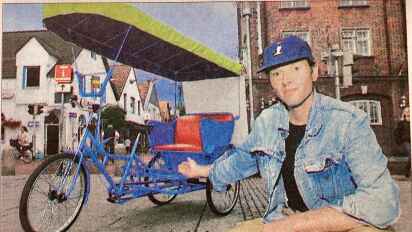 Ein Gag, der für Aufsehen sorgte: Im August 2001 schickte die Delbus erstmals zwei Rikschas durch die City. Eine fuhr Radsportler Carsten Harms (Foto).