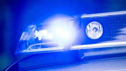 Überfall am helllichten Tag in der Bremer Neustadt: Die Polizei sucht nach zwei Tatverdächtigen.