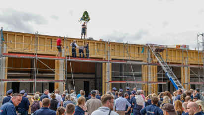 Großer Andrang beim Richtfest des neuen Rettungszentrums am Fährwisch in Ottersberg: Mehr als 150 Gäste aus Politik, Feuerwehr, DRK, Polizei und Wirtschaft verfolgten den Richtspruch auf der Baustelle des künftigen gemeinsamen Standorts.