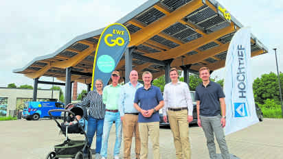 Neuer E-Ladepark an der Delmenhorster Straße in Wildeshausen (von links): Sabrina Becker mit Paul, Thomas Becker, Malte Becker (alle Verpächter der Fläche), Landrat Christian Pundt, Gero Kriete und Arne Bretschneider (beide EWE Go Hochtief).
