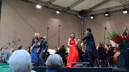 Nicht nur den Konzertbesuchern fuhr der Rhythmus in die Beine, auch den Solisten Stefanie Schaefer, Adam Kim, Elena Harsányi und Daniel Kim (von links).