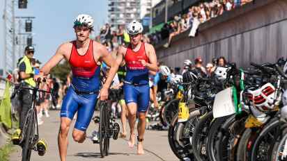 Und jetzt schnell aufs Rad: Wechselzone beim Bremer City-Triathlon in der Überseestadt.