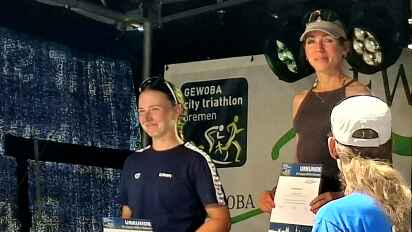 Endlich wieder gesund und zuversichtlich: Carolin Schiff (rechts), Frauen-Siegerin im Sprint-Triathlon.