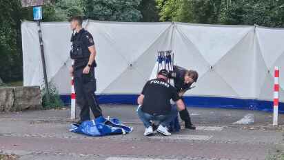 Nach der tödlichen Auseinandersetzung zwischen einem Autofahrer und einem Fußgänger in Bremen wird weiter nach dem mutmaßlichen Täter gefahndet.