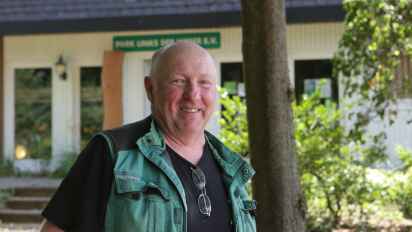 Volker Stanislaus ist der Parkverwalter des Parks links der Weser.