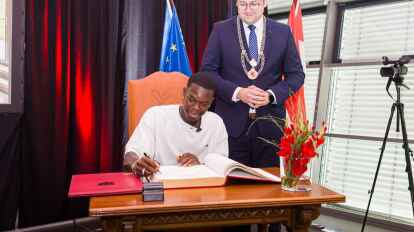 Dennis Schröder hat sich nun schon mehrmals ins Goldende Buch der Stadt Braunschweig eingetragen.