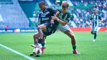 Mick Schmetgens (rechts) im Testspiel gegen Auxerre.