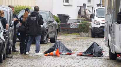 Einsatzkräfte der Polizei untersuchen den Tatort in Bremen-Woltmershausen.