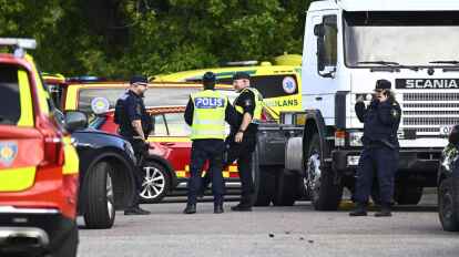 Ein Angreifer hat an der Schule mit einem Schwert mindestens zwei Menschen schwer verletzt.