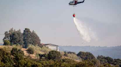 Immer wieder müssen in Spanien Hubschrauber für die Bekämpfung der vielen Waldbrände eingesetzt werden. (Archiv-Bild)
