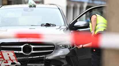 Nach der Autofahrt in der Fußgängerzone von Hofgeismar mit mehreren Verletzten gehen die Ermittlungen weiter.