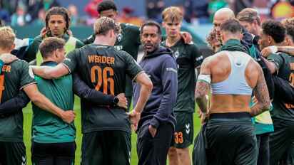 Trainer Daniel Thioune bei der Ansprache an sein Team.
