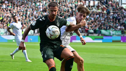 Werder-Kapitän Marco Friedl (links) im Spiel gegen Lüneburg.